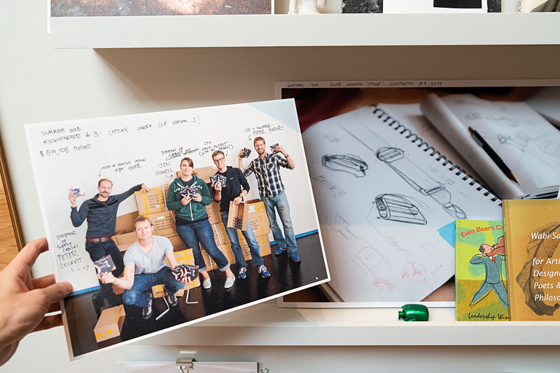 店内に飾られていた2013年の写真。「キャプチャーV2」が出荷されるところ。