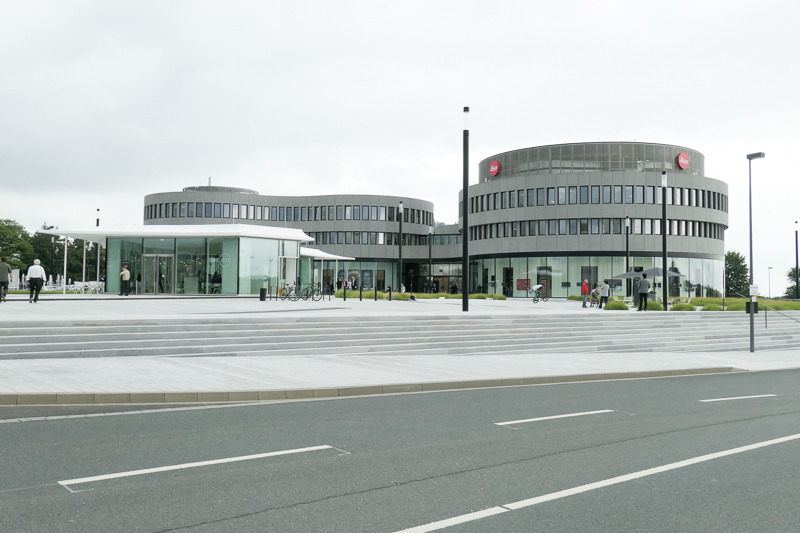 ライツパーク内のライカカメラ本社（2014年オープン）。拡張されたスペースとは道路を挟んで向かい合わせ。