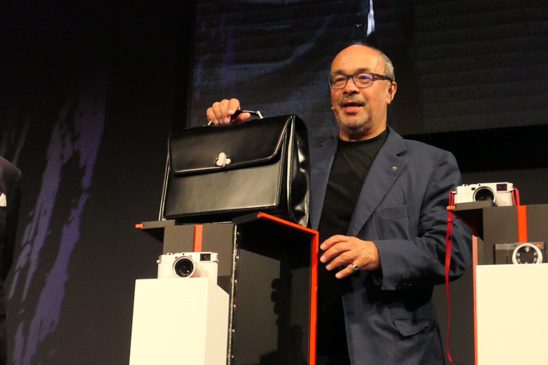 ライカカメラ社主のアンドレアス・カウフマン氏。これに合わせて（最もカメラバッグらしくないという）カメラバッグも発表。内部にカメラ収納スペースを設けている。