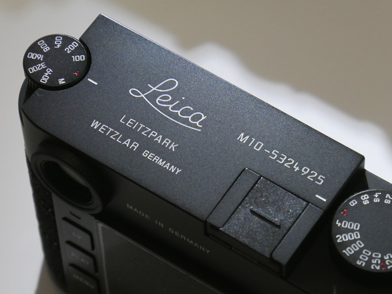 クラシカルなトップカバーの刻印。