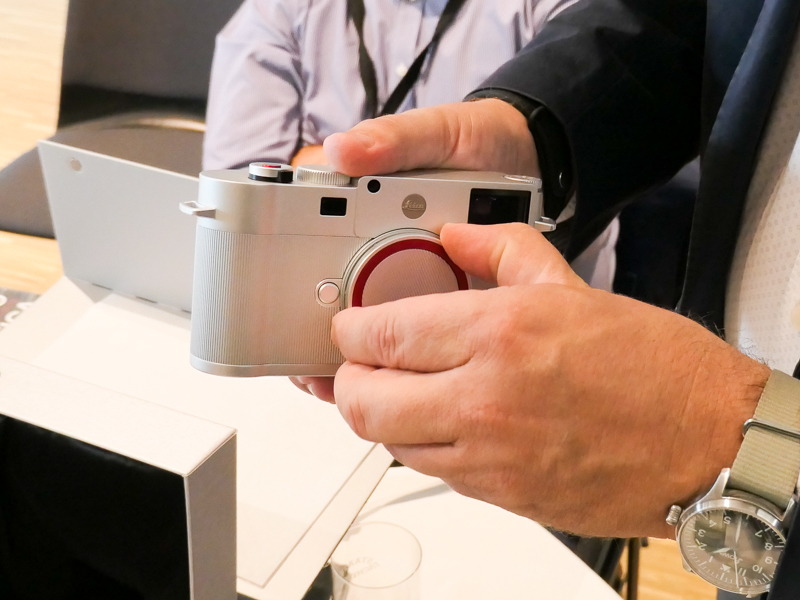 ボディキャップに赤いアクセント。