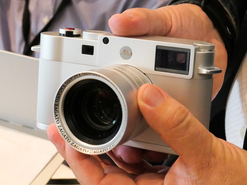 同梱レンズは特別デザインのズミルックス35mm F1.4 ASPH.。