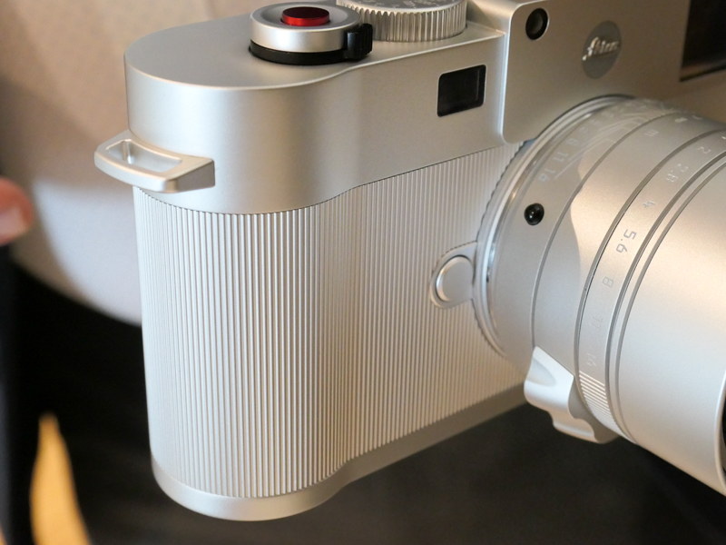 グリップ部分がある。平紐用のアイレットもM型ライカでは珍しい。