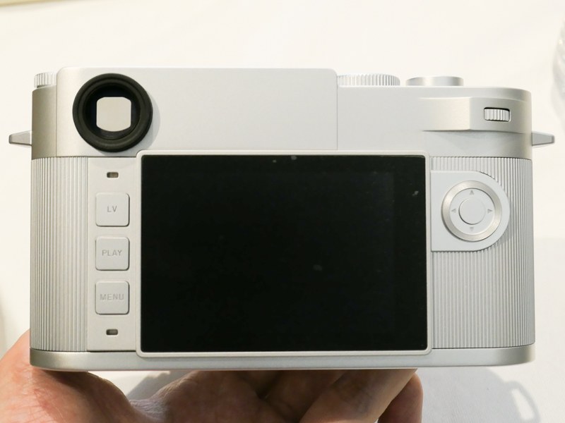 背面。ボタンまで全てのパーツがアルミ製。