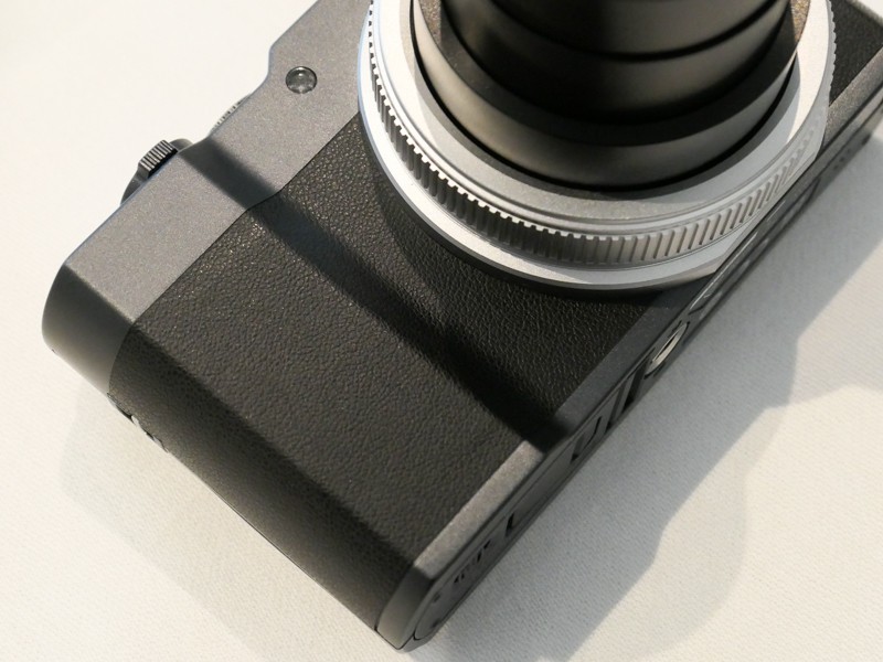 貼り革の採用は、このクラスの同社コンパクトデジタルカメラで初という。