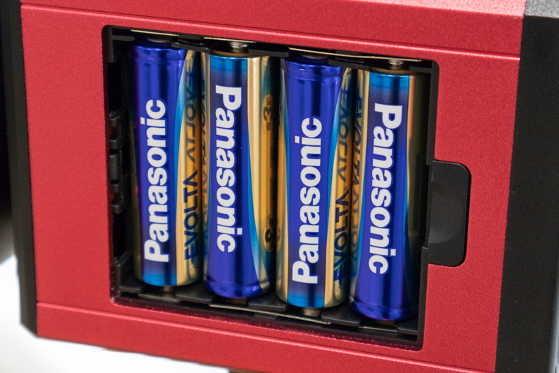 片側に単3電池が4本入る。