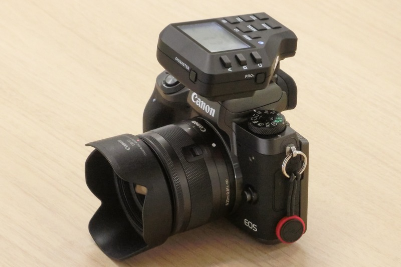 同梱のワイヤレストリガーをキヤノンEOS M5に装着したところ。