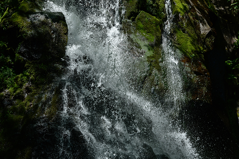 <b><span class="fnt-110">1/1,000秒で豊かな水量を表現</b></span><br>被写体ブレが起こるのを防ぎ、水流を静止させて躍動感を得るには少なくとも1/1,000秒以上が必要になる。