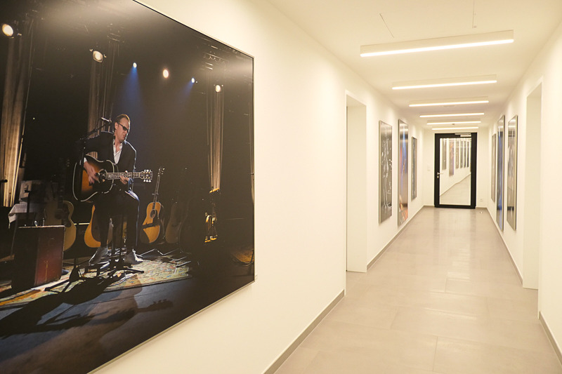 地下の駐車場へ繋がる通路。