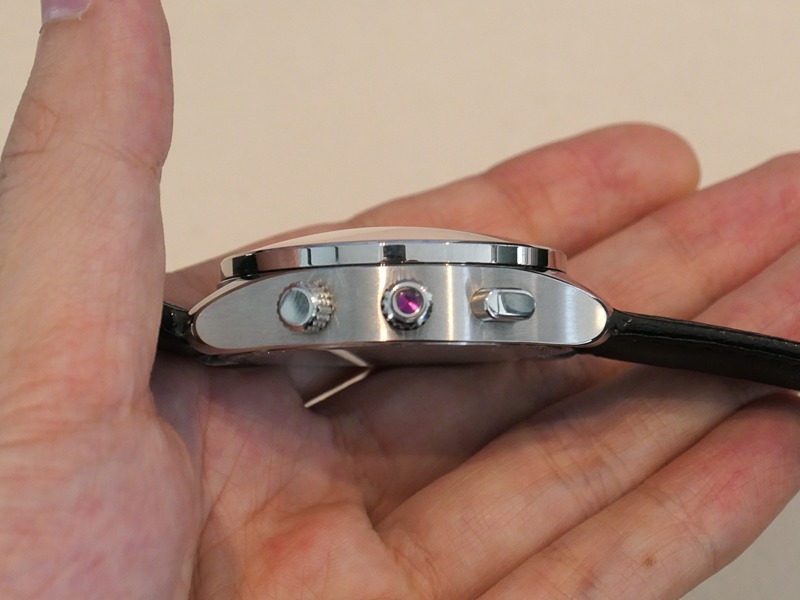 LEICA L2の側面。時刻合わせのプッシュ式竜頭には、赤いルビーが埋め込まれている。