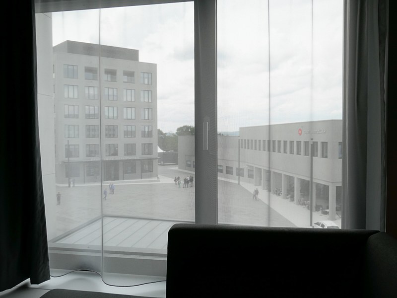 窓からライツパークIIIの広場（イタリアの市場をイメージしたという）を見下ろす。