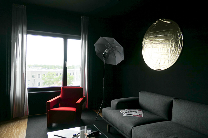 デザインルームの一例。照明には傘、金レフも常備。