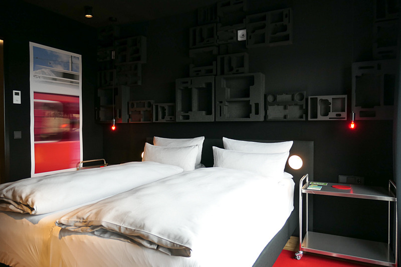 ベッドサイドの赤い照明はセーフライト風か。