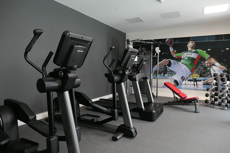 マシンとダンベルが用意されている。