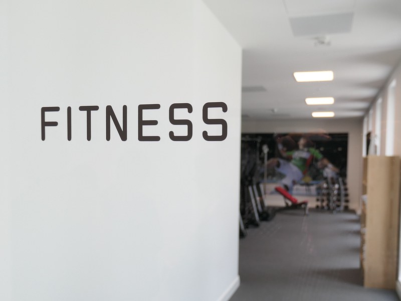 フィットネスルーム。こうした各種案内文字にライカ書体が用いられている。