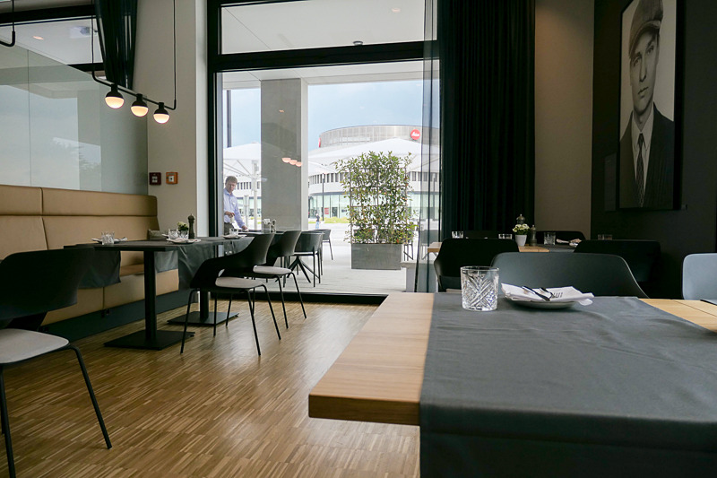 ライカ本社を見ながら食事を楽しめる。