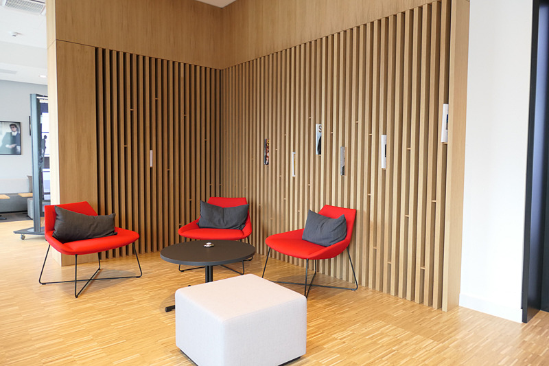 壁にささった本は、「自分が1冊置いたら、代わりにどれか1冊を持っていってよい」というルールらしい。