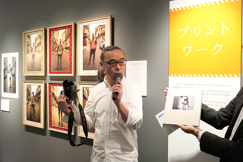 須田誠さん。キューバを撮った作品を展示している。