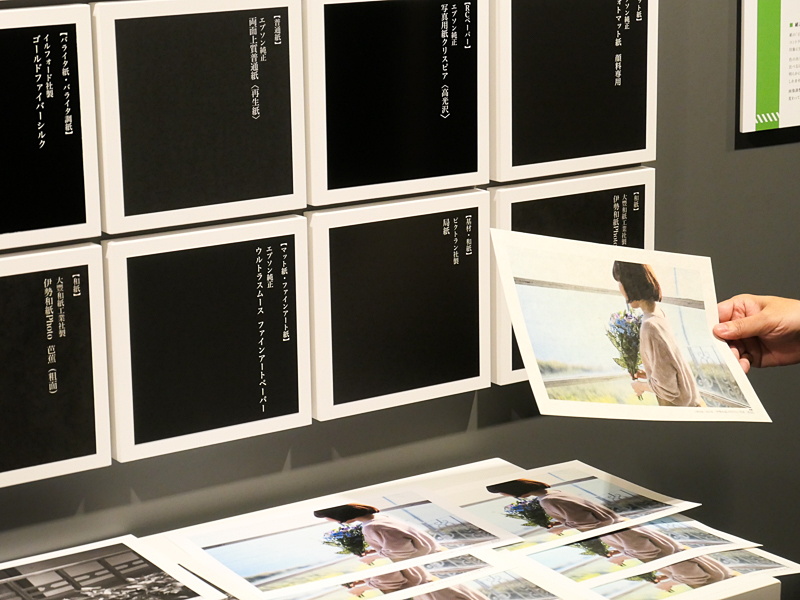 様々な紙の風合いや、白/黒の出方を見比べられる。