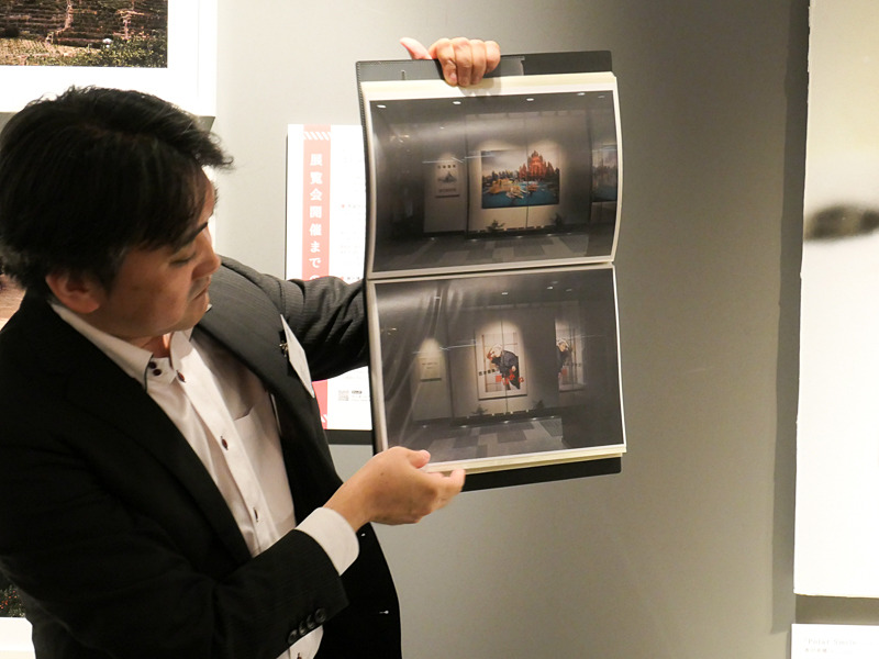 これまでの展示風景を一覧できるファイルも置かれている。