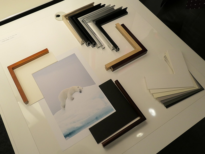 額とマットのサンプルを用意し、額装で変わる楽しさを体感できるようにした。マットは「間」を演出し、マットが大きいと格調高い……という印象を実感できる。