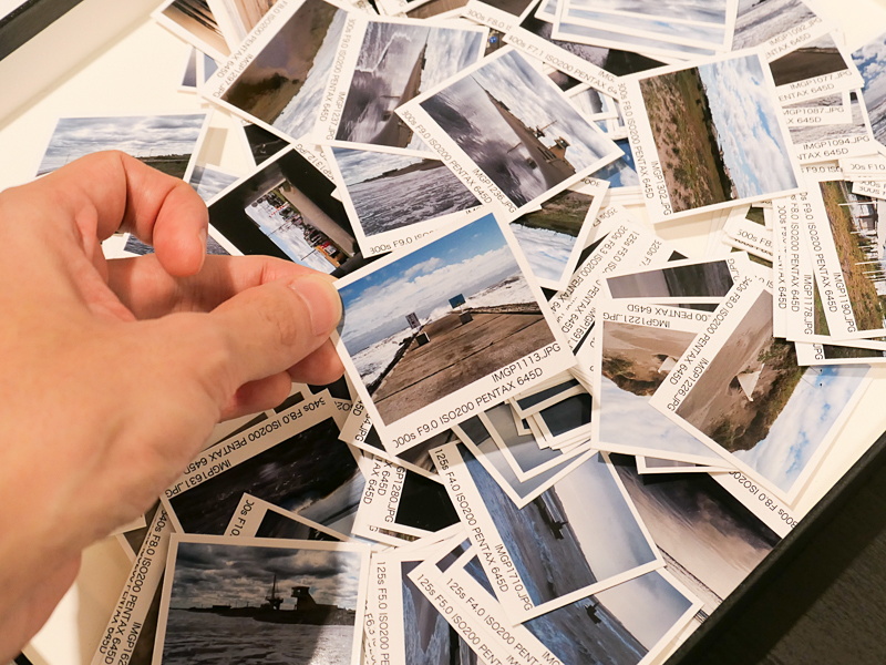 インデックスプリントを切ってセレクトやレイアウトを行うのが岡嶋さんのやり方。フィルム時代にベタ焼きを切っていた延長線上で、パソコン作業より快適で迷いも少なく、何より楽しめるという。