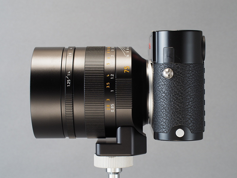 三脚アダプターを装着したところ。M型ライカはもちろん、ライカSLのような重量級ボディであっても三脚アダプター側で雲台に固定した方が安定する。