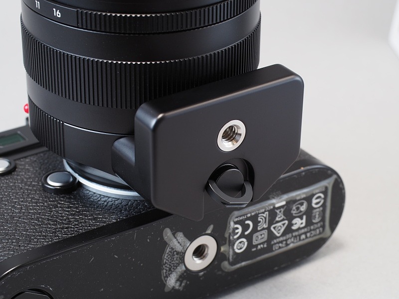 三脚アダプターは折り畳み式のノブで容易に脱着が可能。コインや工具を使う必要が無いのは便利。