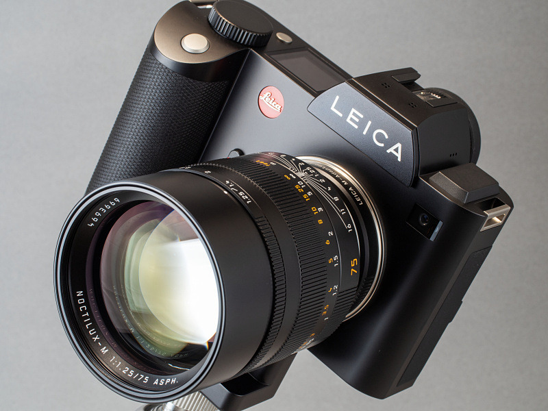 マウントアダプターを介してライカSLに装着。ピント精度やボケ味の確認が容易に行えることはもちろん、サイズ的にもレンズとの相性は抜群。