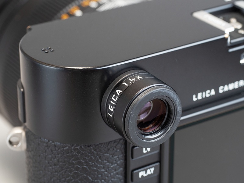 本レンズをM型ライカで使用する場合、ピントがかなりシビアなのでライブビューに頼った方が簡便だが、レンジファインダーで撮りたいという人はファインダー接眼部にマグニファイヤーを装着するのも合焦精度アップの一つの方法だ。