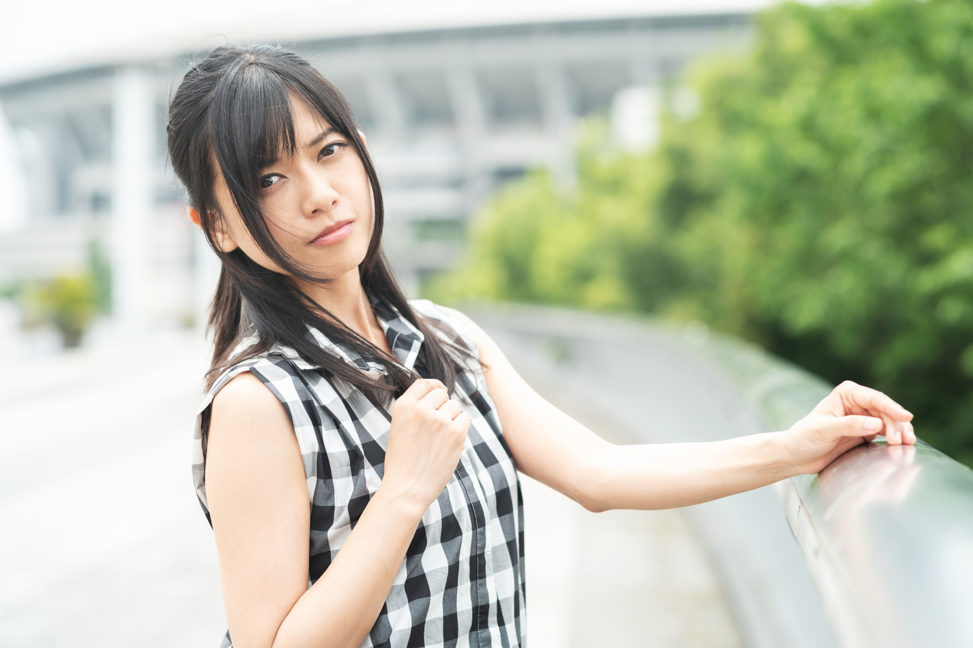 背景の具体性を少し出したかったのでF2.8で撮影。超大口径レンズの贅沢な使い方だ。ライカSL / ISO50 / F2.8 / 1/200秒 / WB:オート