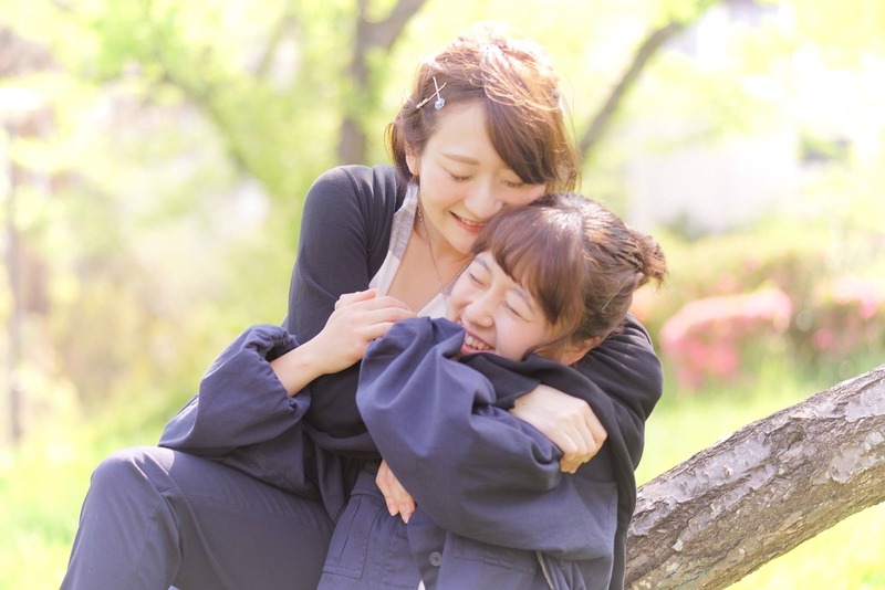 撮影者名：KURA（くら）さん<br>大切なお友達同士だからこその表情と抱擁。何気ない瞬間なのだけれど、自然と溢れてくる笑い声。新緑の季節の、夕日に照らされたまぶしい緑の中で、彼女たちの笑顔に希望を感じた瞬間です。（モデル：よりか＆こはる）