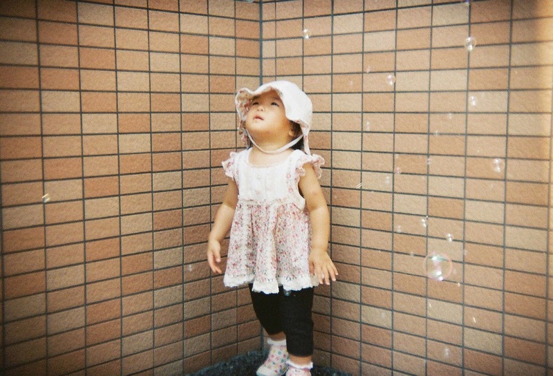 撮影者名：三つ子パパさん<br>自宅の駐車場で、子どもたちとシャボン玉で遊んでいる際に撮影しました。散っていくシャボン玉を見上げる娘の表情が何とも言えず物悲しく、小さな希望がなくなってしまったように感じました。