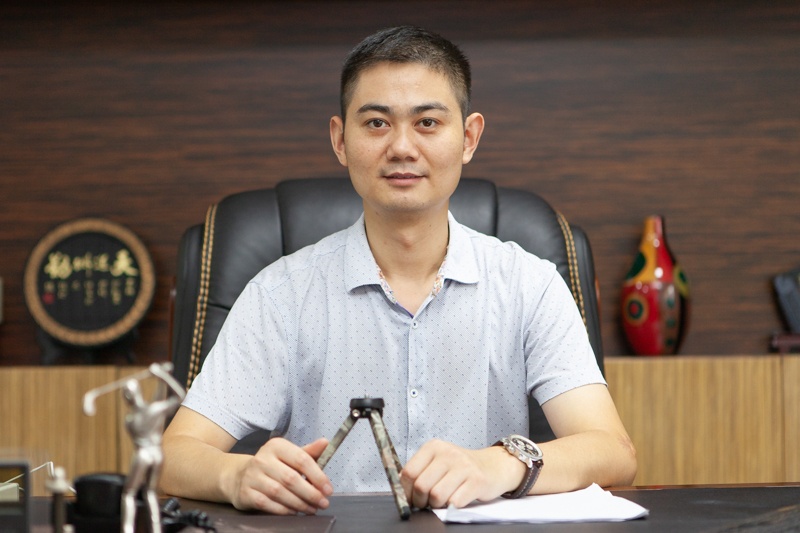 レオフォトのトップ、Tony Dengさん