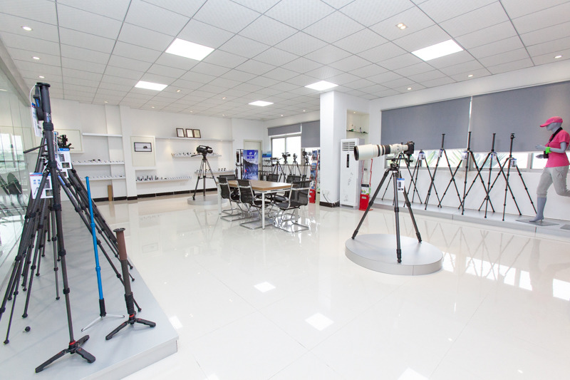 本社併設のショールームには同社製品が一堂に並ぶ。