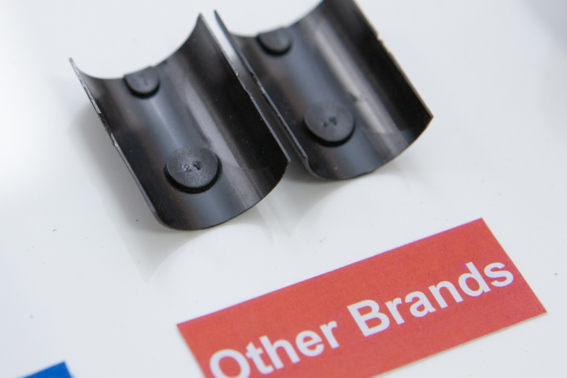 他社三脚の駒の固定穴は丸形