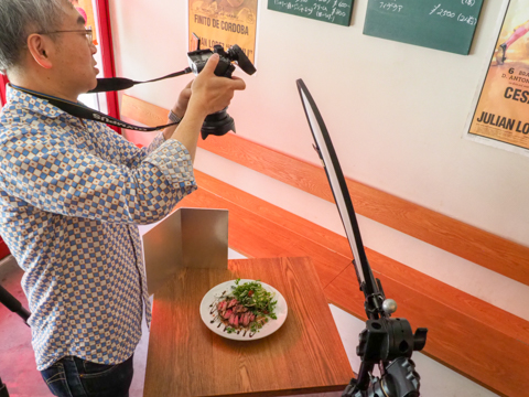 料理 撮影 照明 バードアイ 料理の写真を上手く撮るコツは光の角度|テレビ局の照明さんが解説！