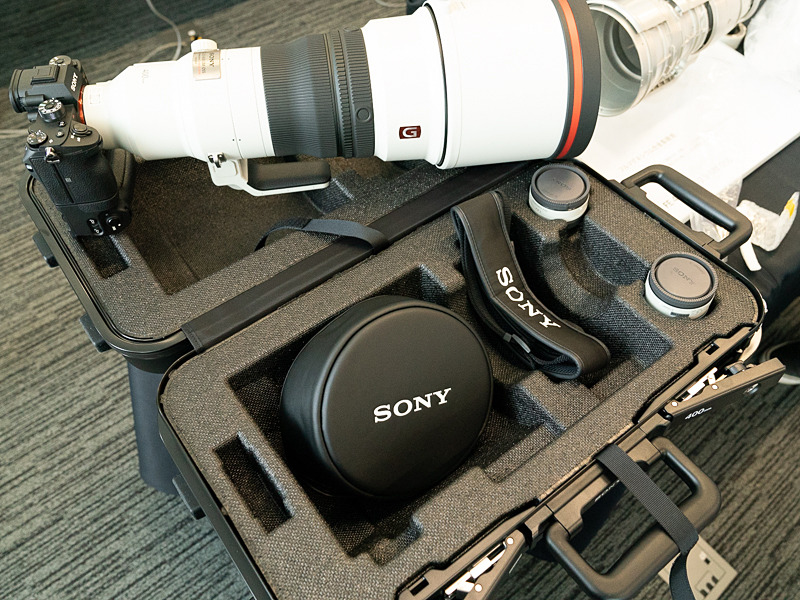 別売のテレコンバーター2つが収まるスペースもある。