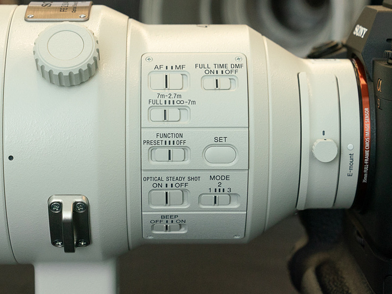 鏡筒側面のスイッチ類。