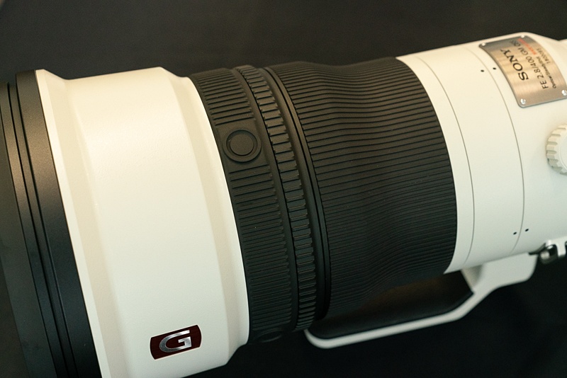 写真中央にある3つのリングのうち、中央の細いリングがファンクションリング。ズームレバーのように左右に動く。