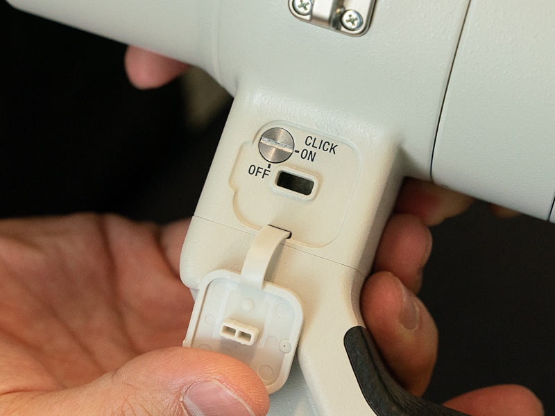 三脚座のスイッチ部。三脚座リングのクリックをオン/オフするスイッチと、セキュリティースロットが備わる。