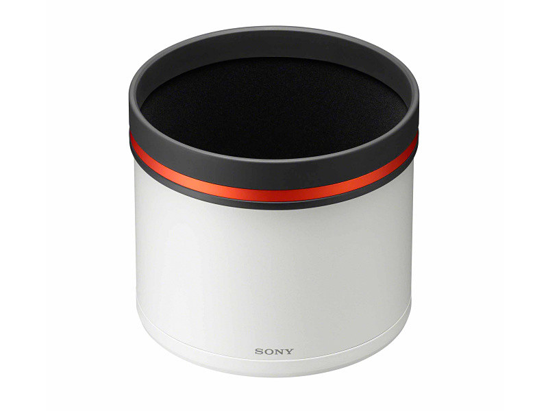 レンズフードはカーボンファイバー製。