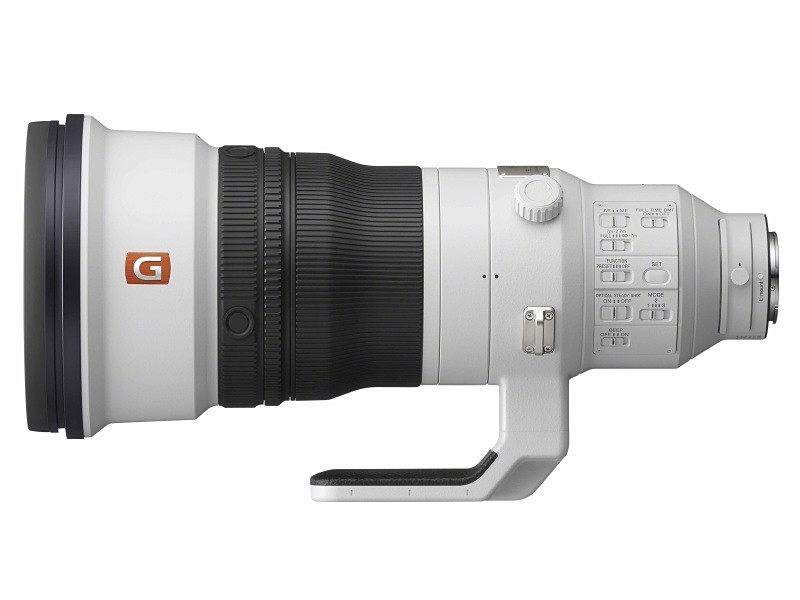 レンズ構成は17群23枚（フィルター1枚を含む）。