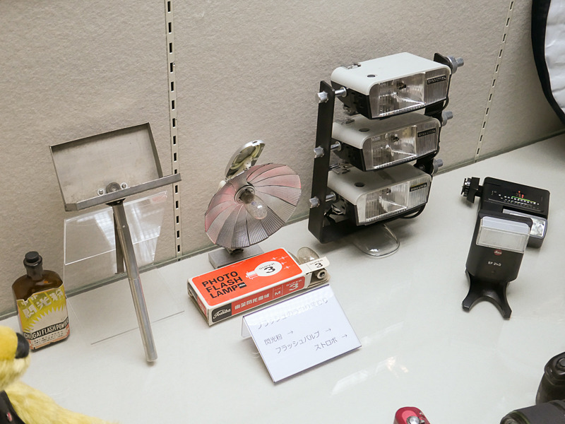 「光の魔法」より。カメラ用フラッシュは、閃光粉に火花を飛ばして発光させるもの、1回だけ発光する使い捨て電球を経て、キセノン管を使う現在一般的なエレクトロニックフラッシュになる。