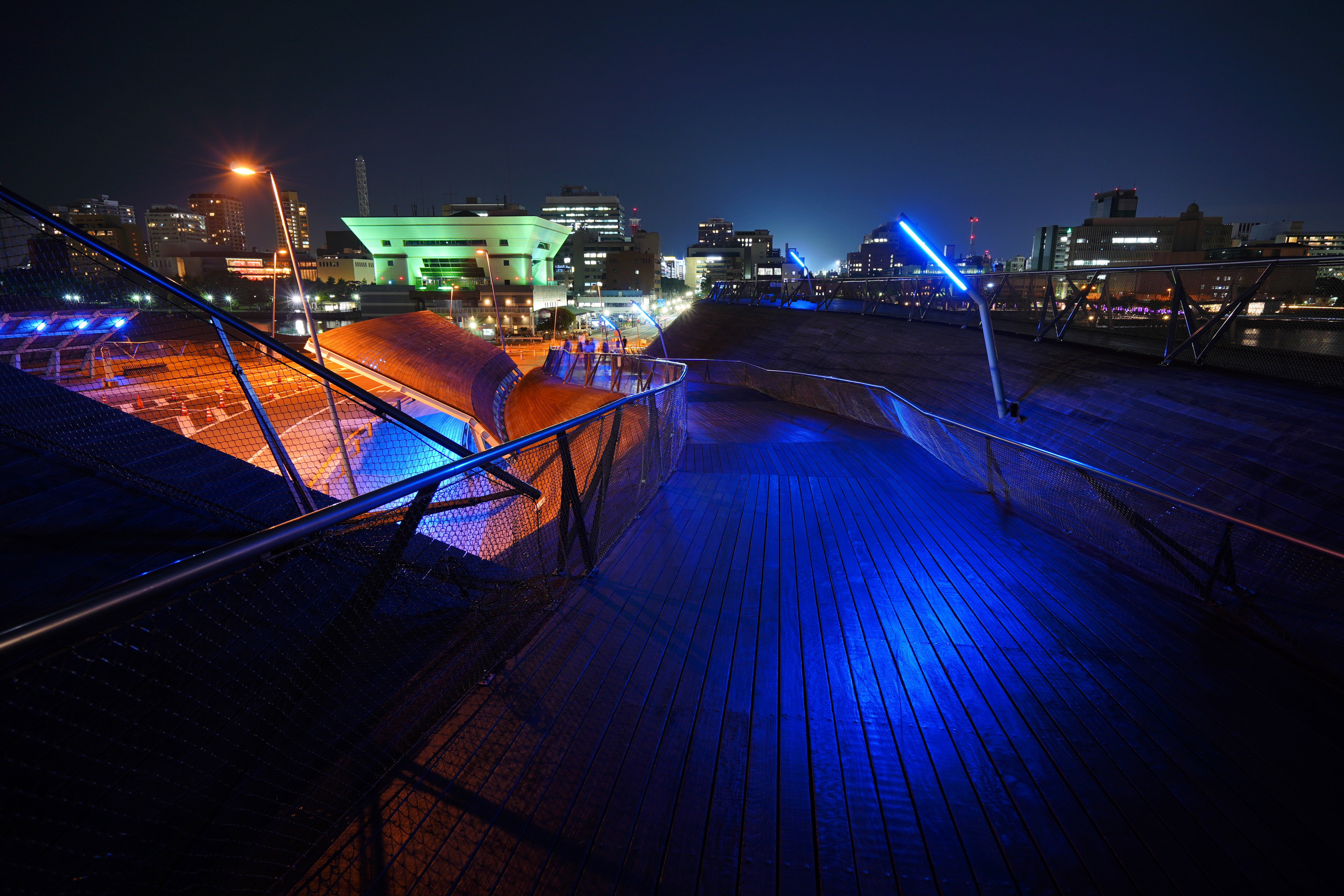 α7 III / Vario-Tessar T＊ FE 16-35mm F4 ZA OSS / 19mm / 絞り優先（F5.6・2.5秒・-0.7EV） / ISO 200 / WB:AUTO（0）・微調整（B2） / クリエイティブスタイル[夜景]（彩度+2、コントラスト+1）/ DRO[Lv3]