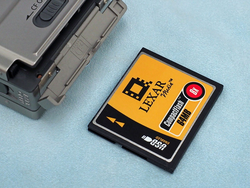 記録メディアはCFカード。ただし、同梱の8MBのカードだと「ファイン/ラージ」設定で約12枚しか撮影できない。この64MBのカードなら、同じ画質設定で「108枚」の撮影可能枚数が表示される。それにしても、「GB」じゃなくて「MB」ですか。時代ですのぉ～。