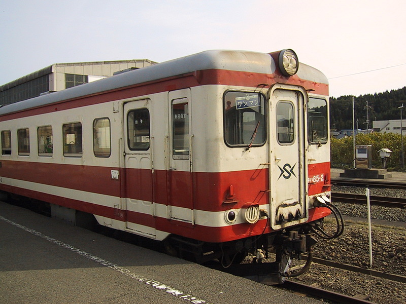 下北交通大畑線の終点、大畑駅のホームにて（2000年10月8日撮影）。