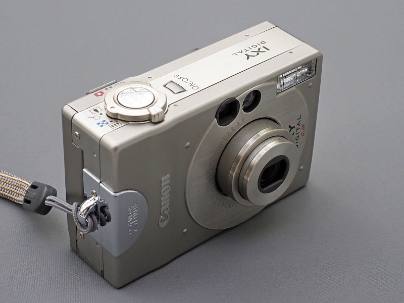 直線的なIXY DIGITALボディは、クレジットカード並のコンパクトサイズである。それゆえに、26.9mmの奥行きにはやや厚みを感じる。そのぶん、右手でホールドした際の安定感は高い。