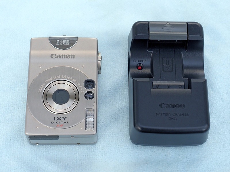 付属のバッテリーチャージャーはIXY DIGITAL本体よりもデカい！