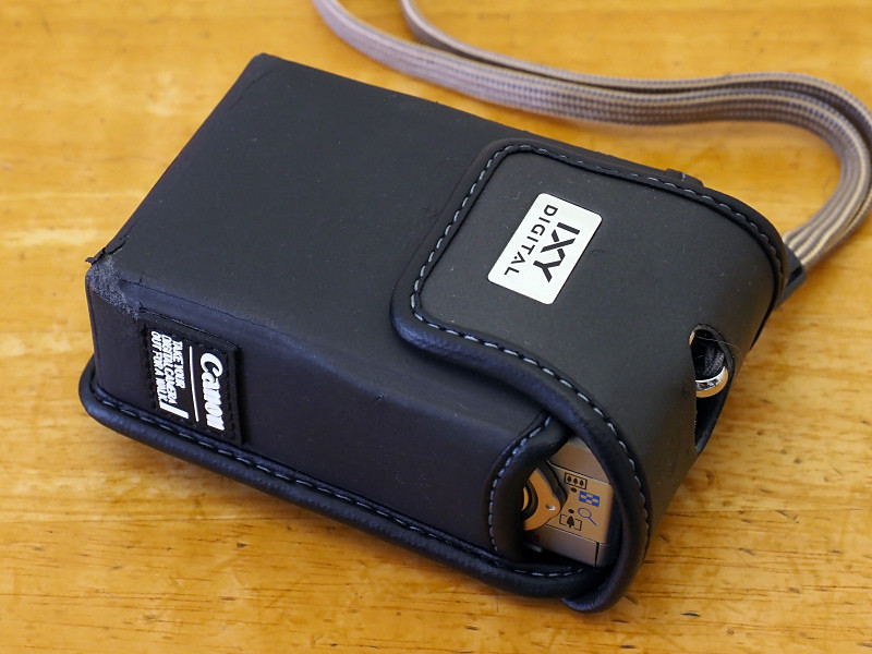 IXY DIGITA専用のソフトケース。いつ買ったかは不明だが、すでにボロボロ状態。